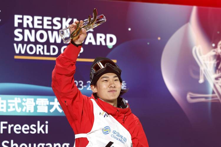 苏翊鸣本赛季捧“双杯”